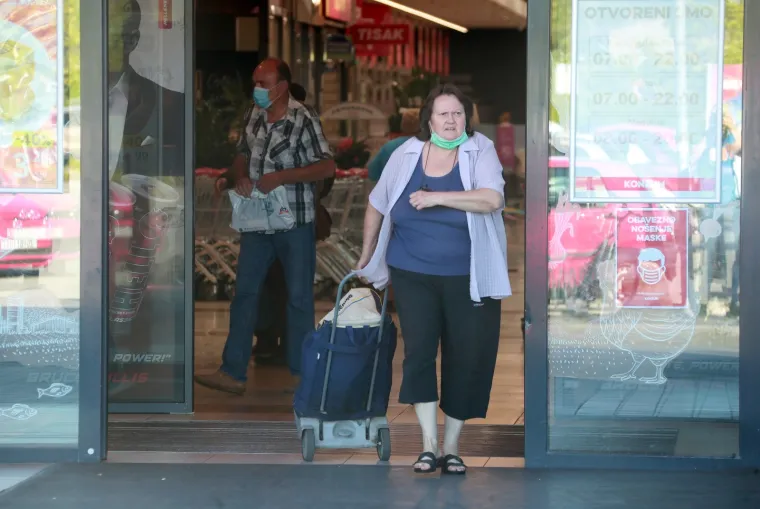Život po novim pravilima: Ovako se od danas ide u trgovinu, a ni u kafićima vi&scaron;e ni&scaron;ta nije isto