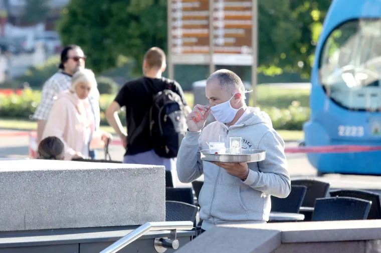 Život po novim pravilima: Ovako se od danas ide u trgovinu, a ni u kafićima vi&scaron;e ni&scaron;ta nije isto