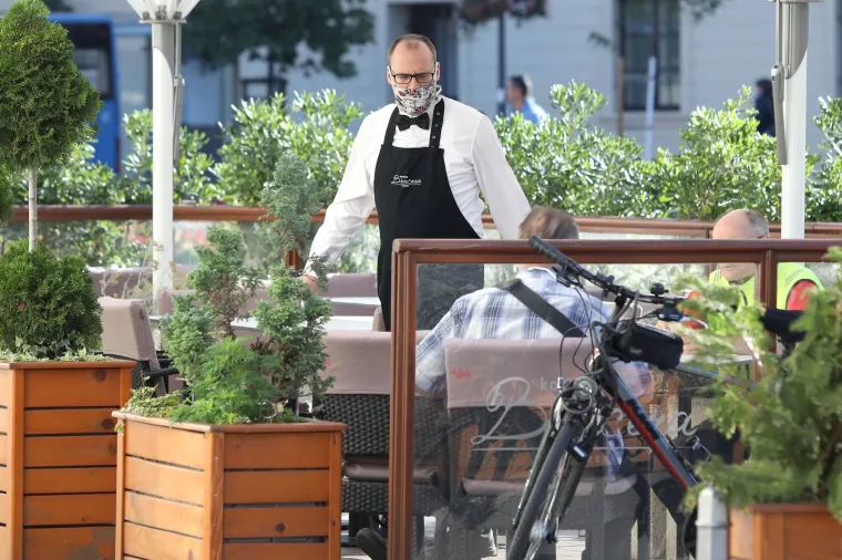 Život po novim pravilima: Ovako se od danas ide u trgovinu, a ni u kafićima vi&scaron;e ni&scaron;ta nije isto