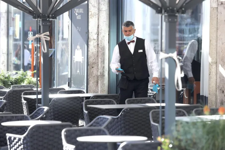 Život po novim pravilima: Ovako se od danas ide u trgovinu, a ni u kafićima vi&scaron;e ni&scaron;ta nije isto