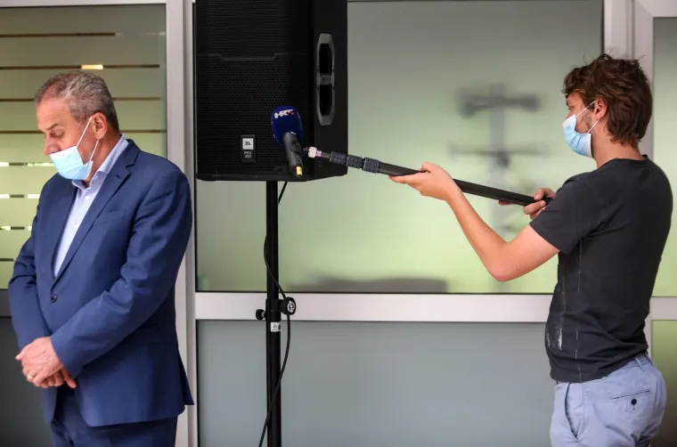 Muke po maskama: Bandić očito nije pažljivo slu&scaron;ao upute, pogledajte kako ju on nosi