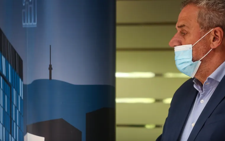 Muke po maskama: Bandić očito nije pažljivo slu&scaron;ao upute, pogledajte kako ju on nosi