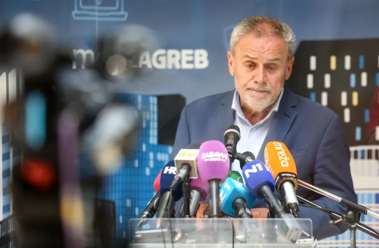 Muke po maskama: Bandić očito nije pažljivo slu&scaron;ao upute, pogledajte kako ju on nosi