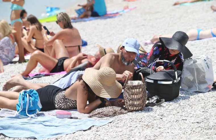 Neuobičajen prizor: U srcu sezone plaže na Jadranu se tek počinju puniti