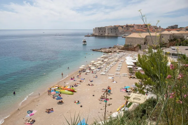 Neuobičajen prizor: U srcu sezone plaže na Jadranu se tek počinju puniti