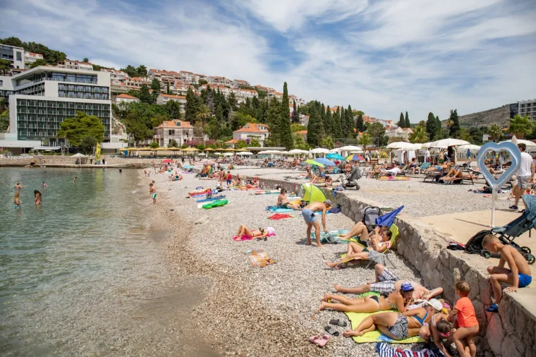 Neuobičajen prizor: U srcu sezone plaže na Jadranu se tek počinju puniti