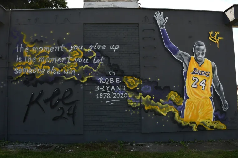 Bryant je oslikan u  prepoznatljivom žutom dresu L.A. Lakersa s porukom  njegovog životnog mota - The moment you give up is the moment you let someone else win.