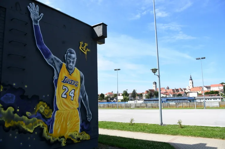 Autori murala su akademski slikar Siniša Bovcon i Kruno Thorn.