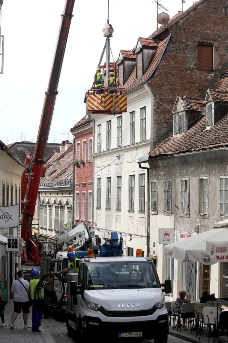 Dizalice caruju srcem Zagreba: Počela sanacija Radićeve ulice od posljedica potresa