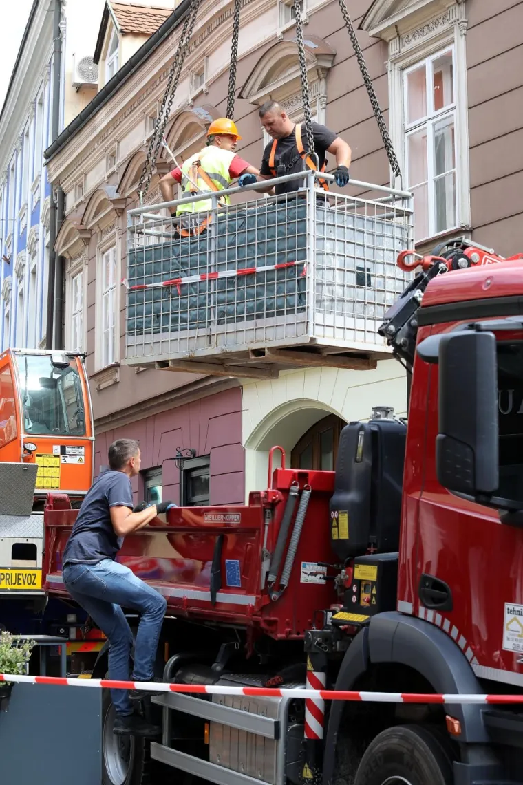 Dizalice caruju srcem Zagreba: Počela sanacija Radićeve ulice od posljedica potresa