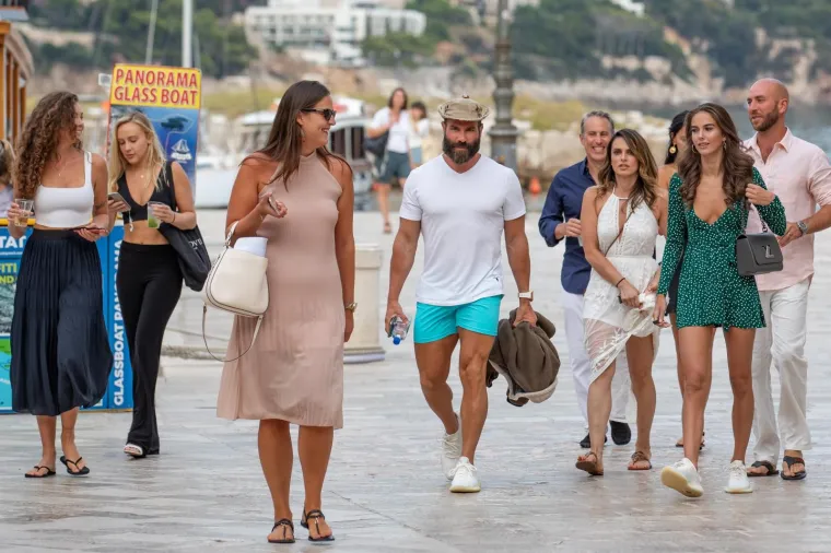Američki milijunaš i 'kralj Instagrama' Dan Bilzerian još uvijek uživa u Hrvatskoj. Jučer je na luksuznoj jahti i sa svitom zgodnih djevojaka doplovio do Dubrovnika.