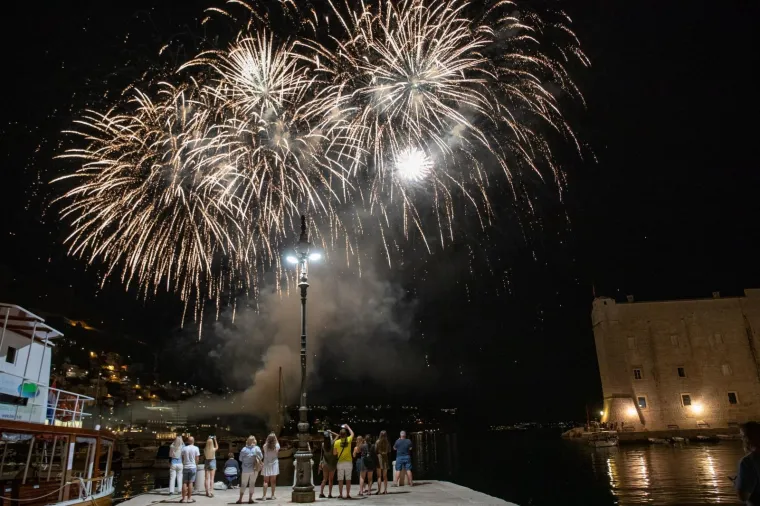 Dubrovnik je zbog zaruka obasjao raskošni vatromet.
