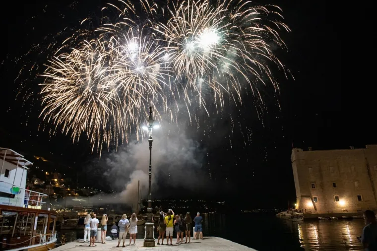 BILZERIAN SA SVOJOM SVITOM UPLOVIO U DUBROVNIK: Veselo dru&scaron;tvo proslavilo zaruke prijatelja rasko&scaron;nim vatrometom