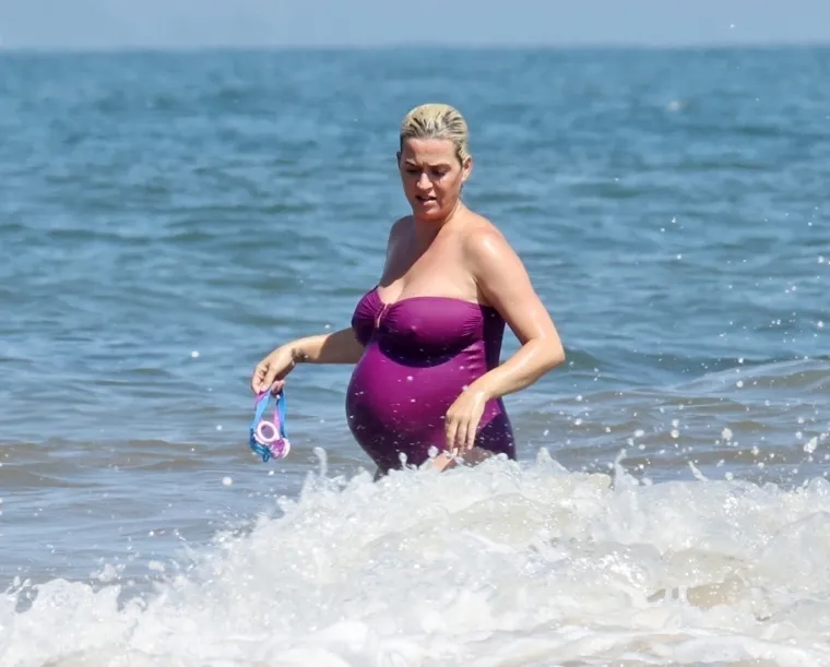 Paparazzi su trudnu pjevačicu nedavno fotkali na plaži u Malibuu kako uživa u ljetnim radostima.
