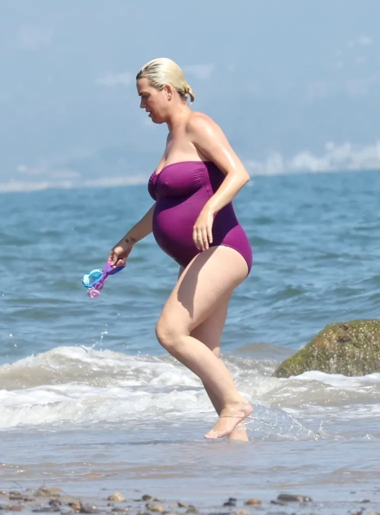 Pjevačica Katy Perry uskoro će roditi svoje prvo dijete s glumcem Orlandom Bloomom. U ožujku je u spotu za pjesmu 'Never Worn White' potvrdila da je trudna, a prije nekoliko mjeseci otkrila je da će dobiti kćer.