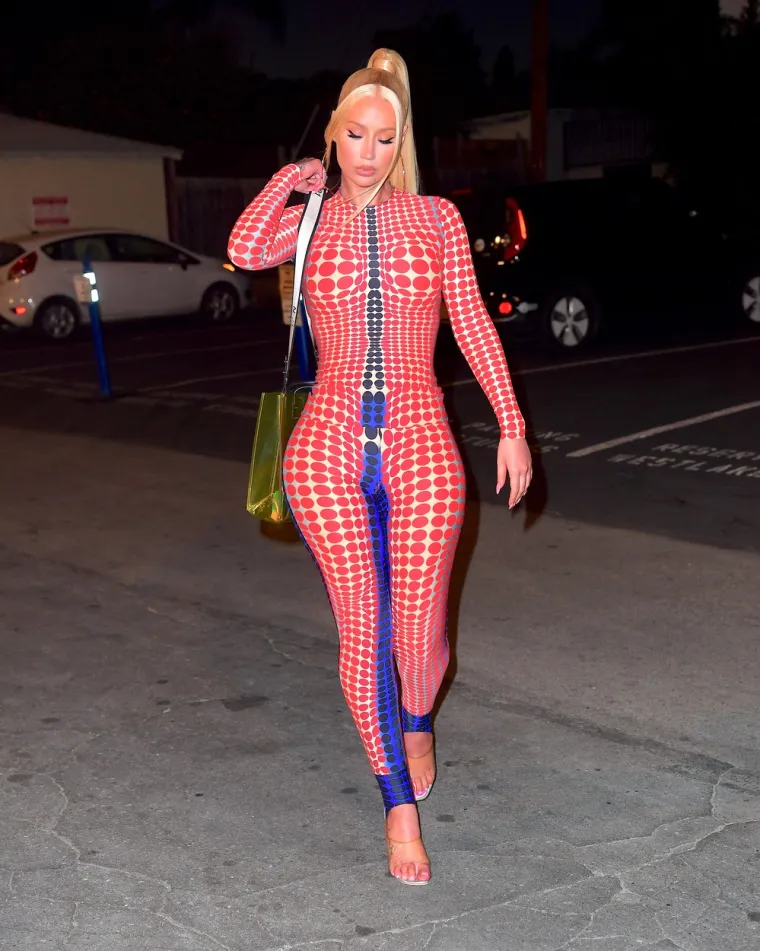 IGGY AZALEA PRIVLAČILA POGLEDE NA ULICI: Atraktivna pjevačica u uskom kombinezonu istaknula je sve atribute