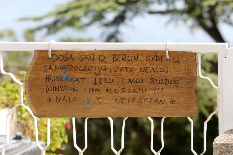 Neobična poruka na ogradi: 'Ne uznemiravaj, ja sam u samoizolaciji, a pas mi ima koronu!'