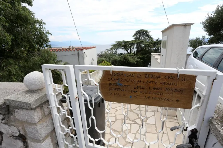 Neobična poruka na ogradi: 'Ne uznemiravaj, ja sam u samoizolaciji, a pas mi ima koronu!'
