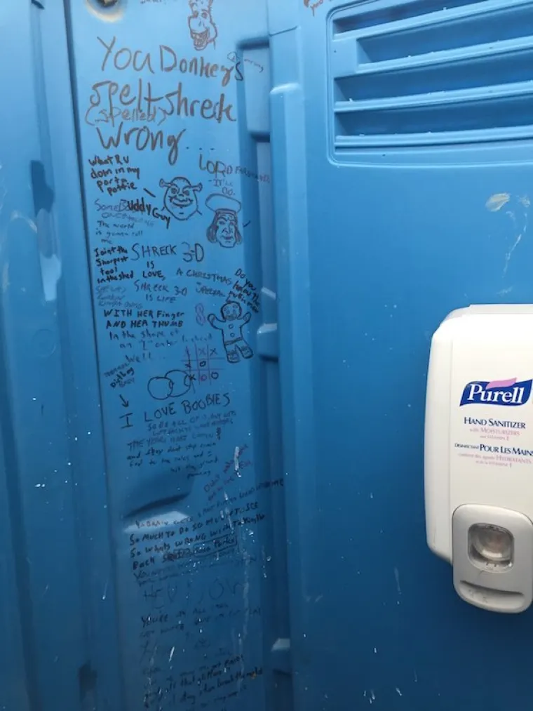 Netko je na zidu tolaeta napisao "Schrek". Nekomu je zasmetalo pogre&scaron;no napisano ime animiranoga lika pa se ispod povela duga rasprava.