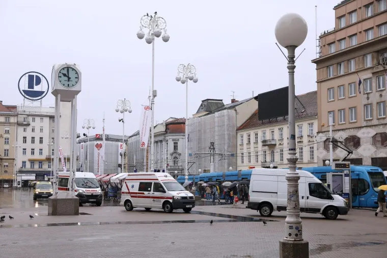 'Zabranjena zona' vrvi od vozila: Trg bana Josipa Jelačića pretvorio se u pravu prometnicu
