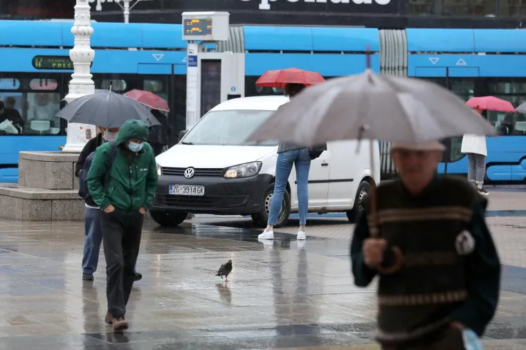 'Zabranjena zona' vrvi od vozila: Trg bana Josipa Jelačića pretvorio se u pravu prometnicu