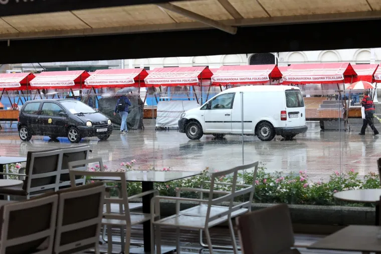 'Zabranjena zona' vrvi od vozila: Trg bana Josipa Jelačića pretvorio se u pravu prometnicu