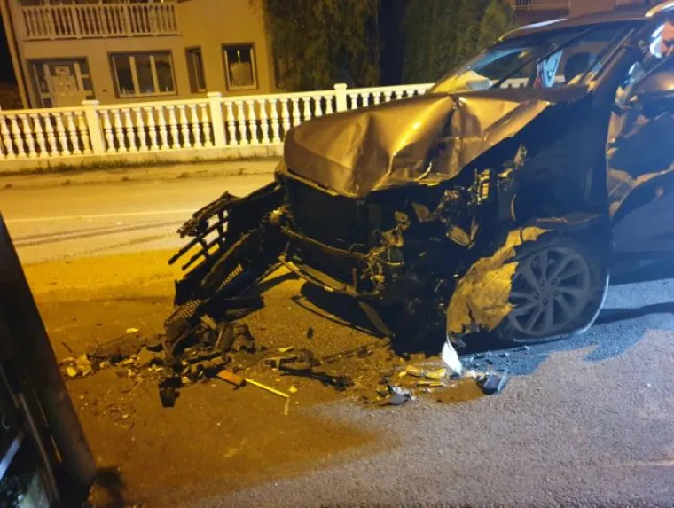 Prometna nesreća u Sesvetama: Alkoholizirani mladić zaletio se u ogradu kuće