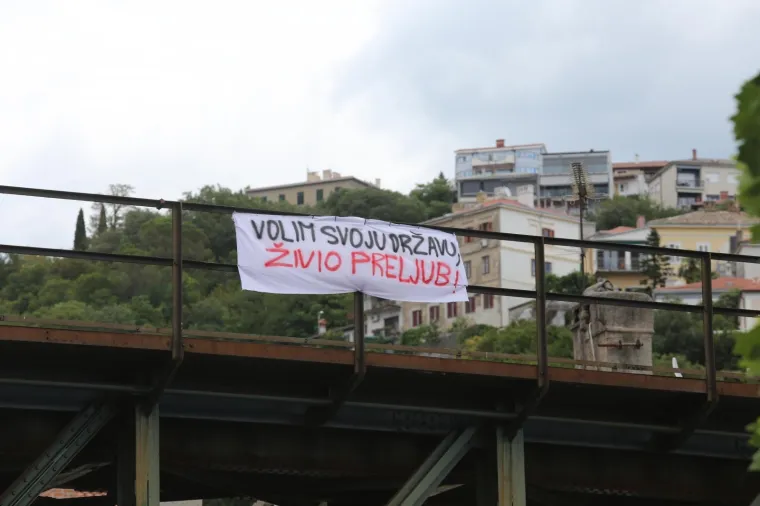 Ovo ima samo u Rijeci: Sarkastičan komentar napisan na bijeloj plahti obješenoj na željezničkom mostu