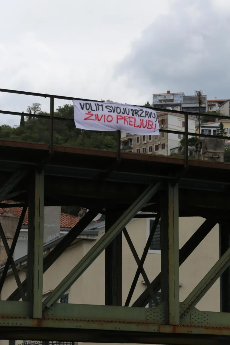 Ovo ima samo u Rijeci: Sarkastičan komentar napisan na bijeloj plahti obješenoj na željezničkom mostu