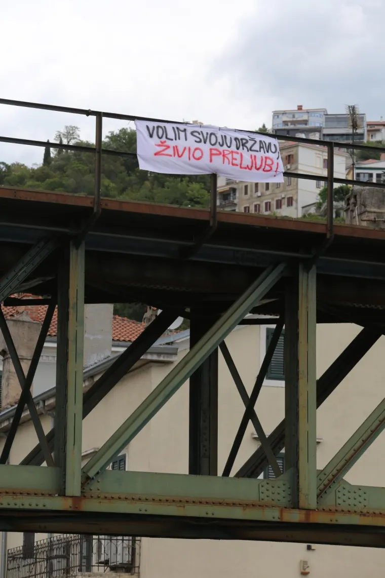 Ovo ima samo u Rijeci: Sarkastičan komentar napisan na bijeloj plahti obješenoj na željezničkom mostu