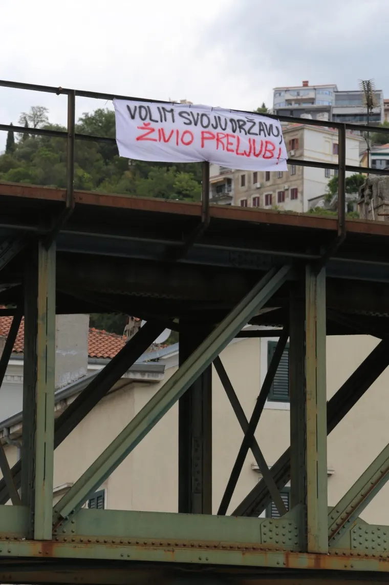 Ovo ima samo u Rijeci: Sarkastičan komentar napisan na bijeloj plahti obješenoj na željezničkom mostu