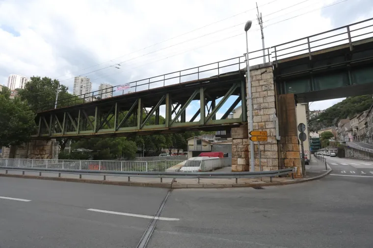 Ovo ima samo u Rijeci: Sarkastičan komentar napisan na bijeloj plahti obješenoj na željezničkom mostu