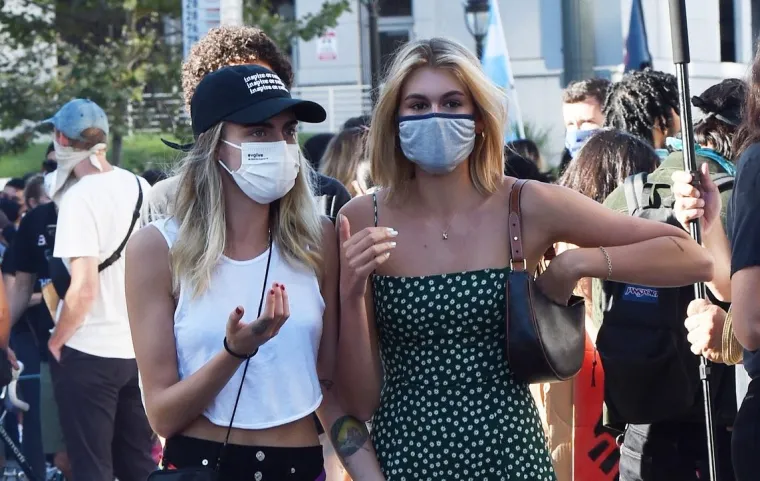 PRIJATELJSTVO ILI NEŠTO VIŠE? Slavne manekenke grlile se i držale za ruke na prosvjedu