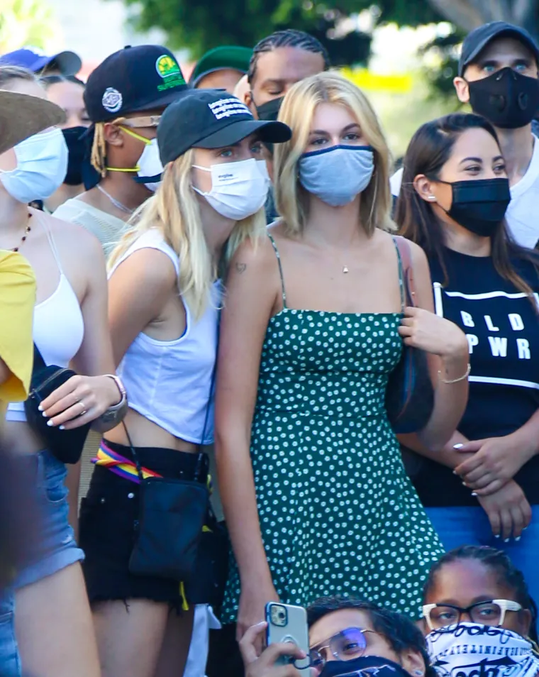 Cara ne skriva svoju seksualnost i odavno se izjasnila kao biseksualka. Nedavno je prekinula dugogodišnju vezu s glumicom Ashley Benson. dok je Kaia krajem 2019. bila u vezi s komičarem Peteom Davidsonom. Tada se šuškalo da je za njihov prekid odgovorna Cindy Crawford kojoj se nije dopalo što njezina kći ljubi problematičnog mladića.
