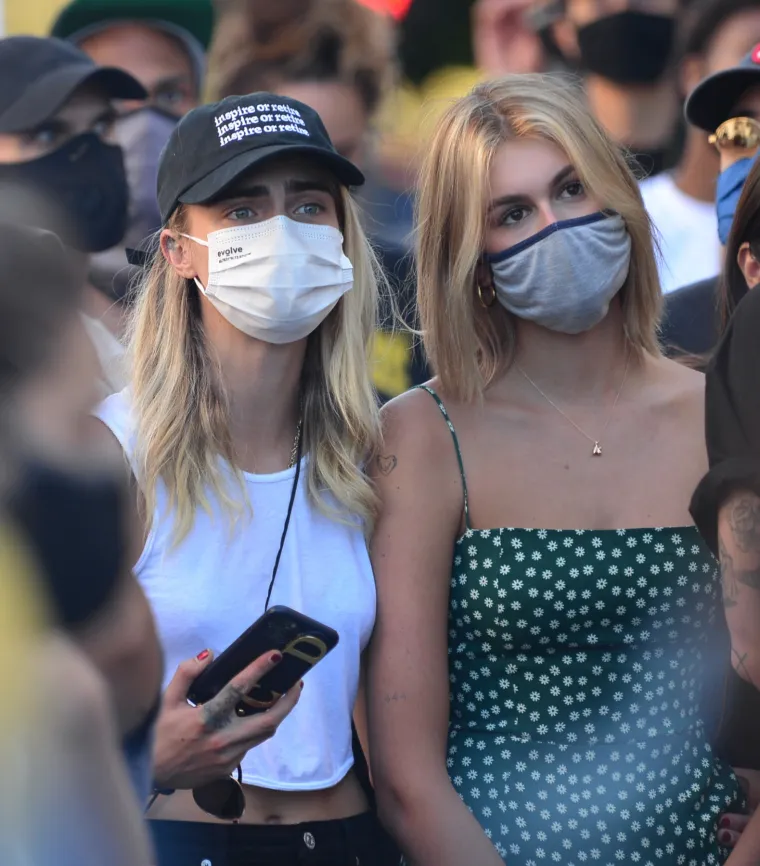 PRIJATELJSTVO ILI NEŠTO VIŠE? Slavne manekenke grlile se i držale za ruke na prosvjedu