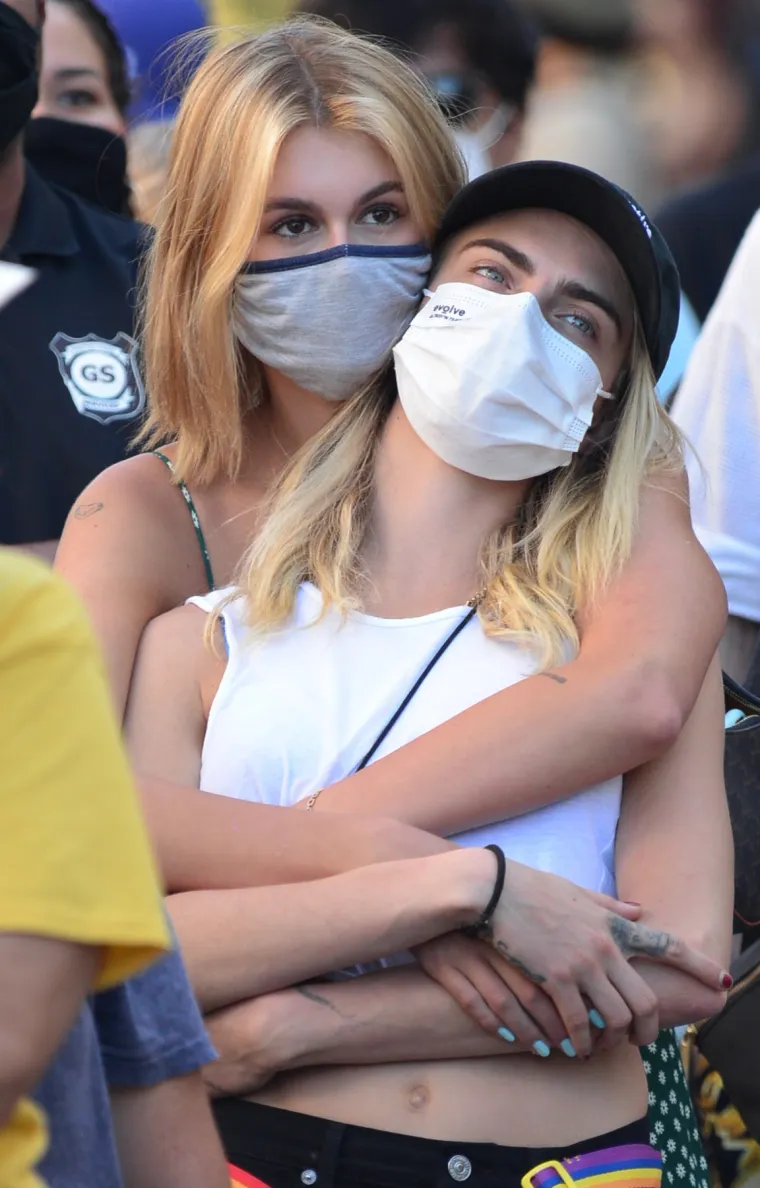 Na nedavnom Black Lives Matter prosvjedu viđene su manekenke Cara Delevingne i 18-godišnja Kaia Gerber, kći Cindy Craword i poduzetnika Randyja Gerbera. Budući da su se djevojke cijelo vrijeme grlile, držale za ruke i nježno dodirivale, počela su kružiti šuškanja o novom slavnom paru.