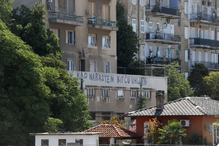 Na stambenoj zgradi na Šetalištu XIII divizije u Rijeci netko je napisao grafit "Kad narastem bit ću uhljeb".