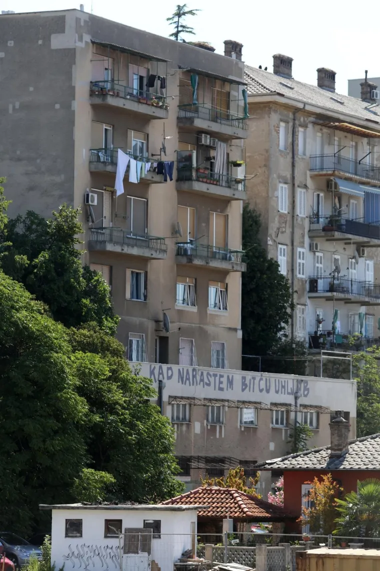 NJIMA JE PUKNUO FILM: Na stambenoj zgradi u Rijeci osvanuo grafit: 'Kad narastem bit ću uhljeb'