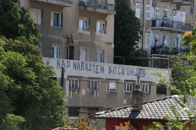 NJIMA JE PUKNUO FILM: Na stambenoj zgradi u Rijeci osvanuo grafit: 'Kad narastem bit ću uhljeb'