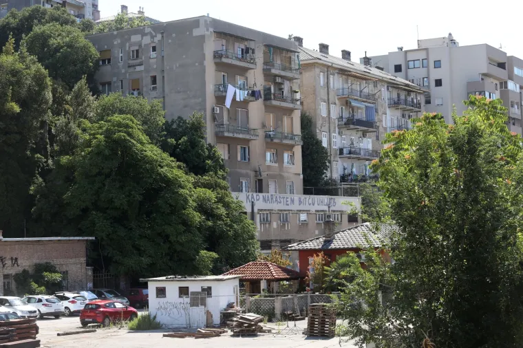 NJIMA JE PUKNUO FILM: Na stambenoj zgradi u Rijeci osvanuo grafit: 'Kad narastem bit ću uhljeb'
