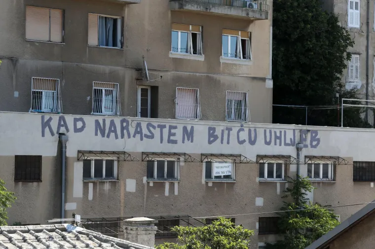 NJIMA JE PUKNUO FILM: Na stambenoj zgradi u Rijeci osvanuo grafit: 'Kad narastem bit ću uhljeb'