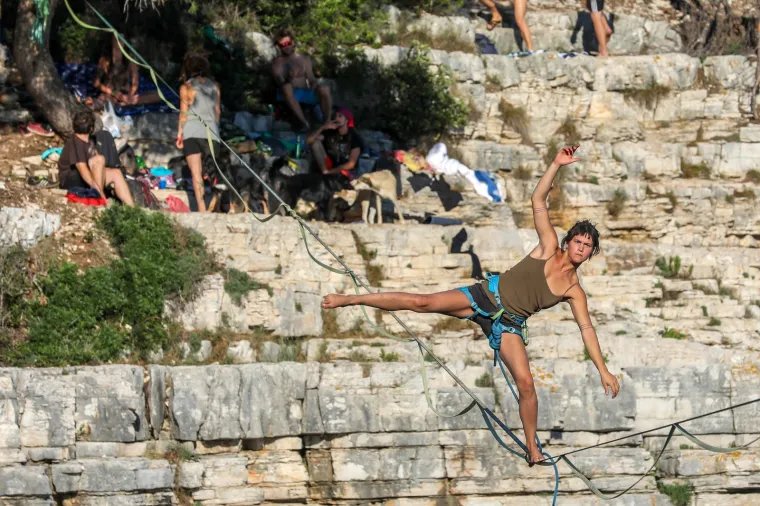 Prizor od kojeg zastaje dah: Atraktivno hodanje po traci iznad Galebovih stijena osvojilo sve prisutne