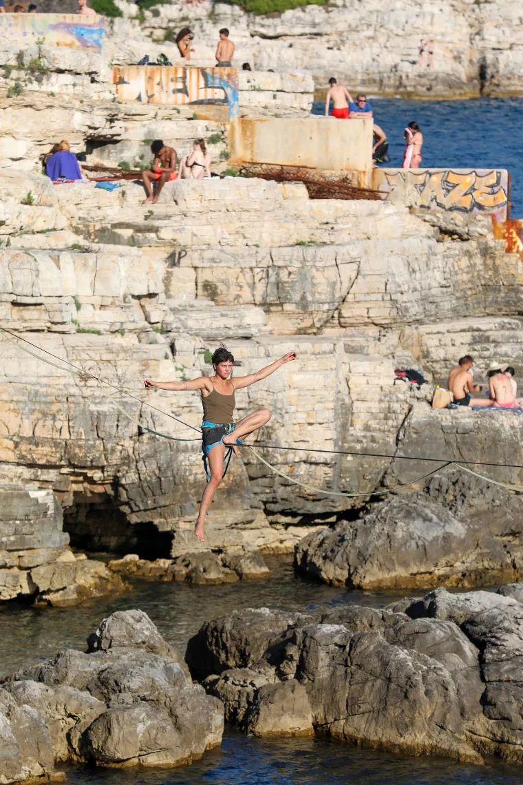 Uživali u pogledu: Na Galebovim stijenama razapeli traku i hodali iznad mora