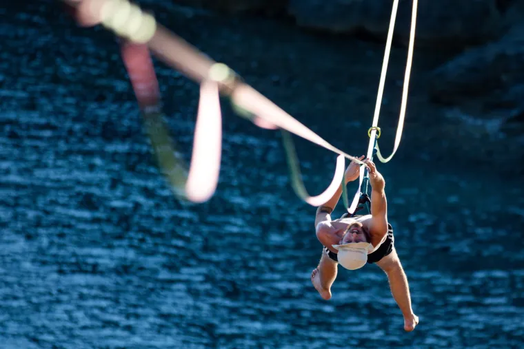 Uživali u pogledu: Na Galebovim stijenama razapeli traku i hodali iznad mora