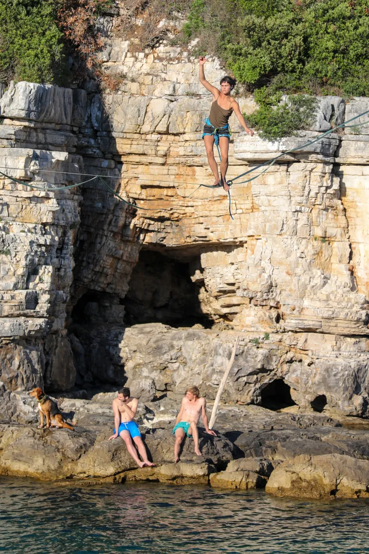 Uživali u pogledu: Na Galebovim stijenama razapeli traku i hodali iznad mora