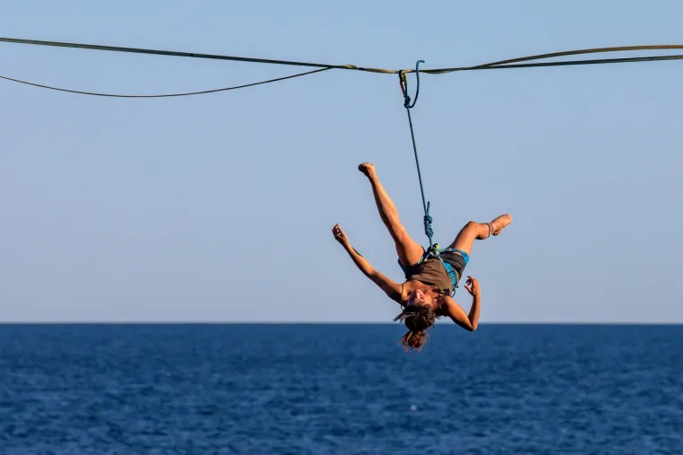 Uživali u pogledu: Na Galebovim stijenama razapeli traku i hodali iznad mora