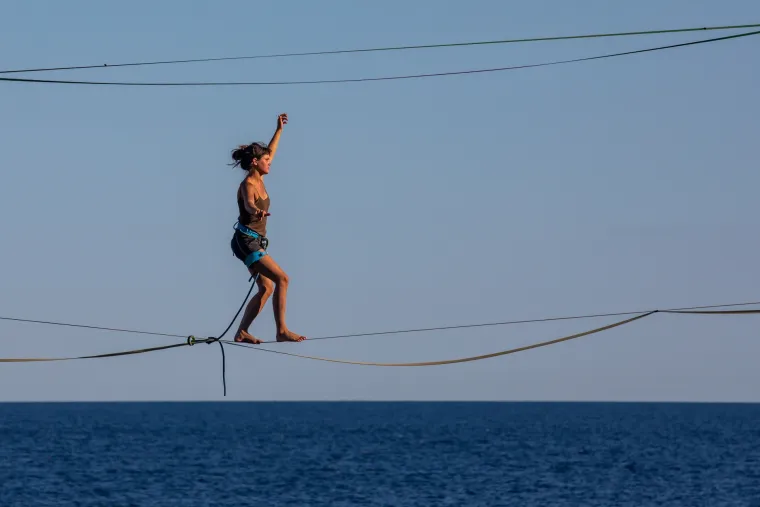 Uživali u pogledu: Na Galebovim stijenama razapeli traku i hodali iznad mora