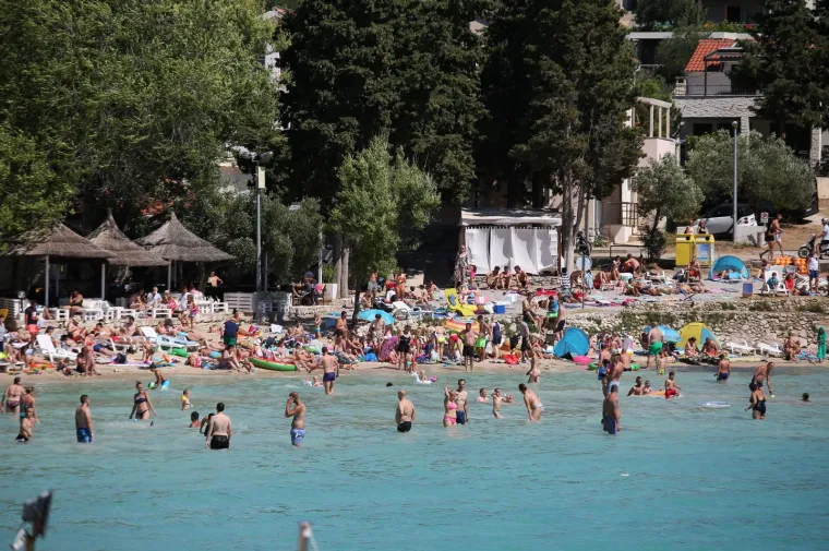 Ovako je najpoznatija plaža na Murteru izgledala preko vikenda: Puna k'o &scaron;ipak! Nikog nije briga za koronu