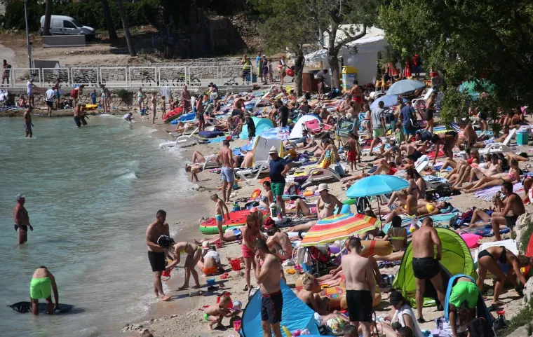 Ovako je najpoznatija plaža na Murteru izgledala preko vikenda: Puna k'o &scaron;ipak! Nikog nije briga za koronu
