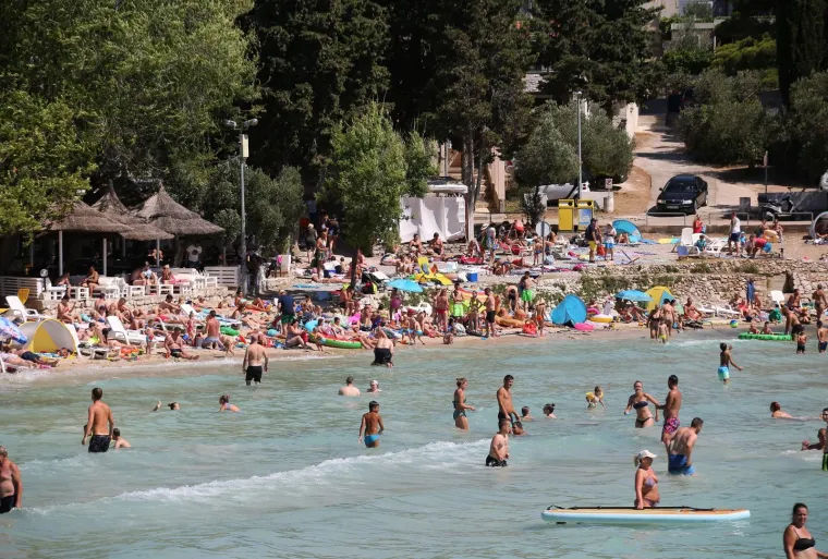 Ovako je najpoznatija plaža na Murteru izgledala preko vikenda: Puna k'o &scaron;ipak! Nikog nije briga za koronu